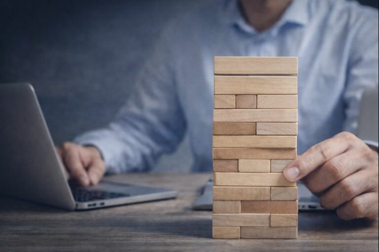 Pessoa trabalhando em um notebook em ambiente minimalista, representando criação de conteúdo e estratégia de marketing digital com foco em renda online.