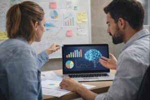 Pessoa analisando dados e gráficos no computador enquanto utiliza inteligência artificial como parte de uma estratégia de marketing digital bem planejada.